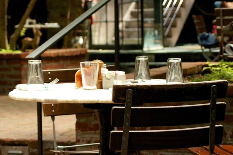 5 Easy Ways To Attract Customers During Restaurant Slowdown