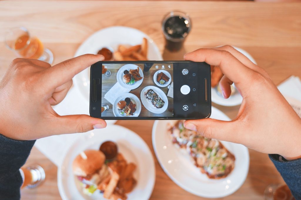 Utilize Social media to attract customer to your restaurant 