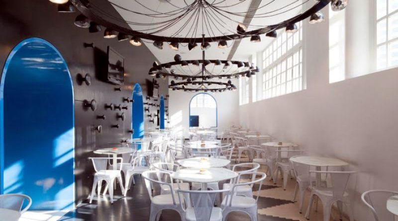 El diseño interior del restaurante de Cha-bar es llamativo junto con su perfecta combinación de colores