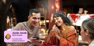 10 Loyalty Program Ideas for Restaurants Customers receiving loyalty points message in mobile after ordering from restaurant