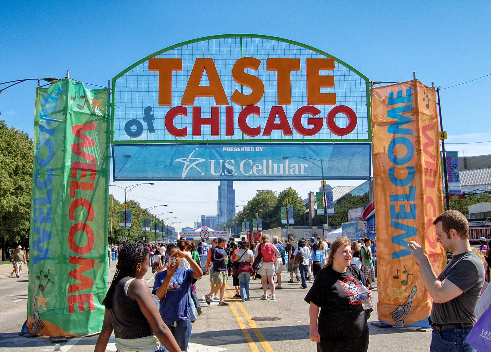 people coming to the taste of Chicago festival