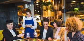 10 consejos probados de servicio al cliente en restaurante para atraer más clientes