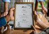 9 estrategias de fijar el precios del menú de restaurante para maximizar la ganancia 2 person holding and looking at a restaurant menu