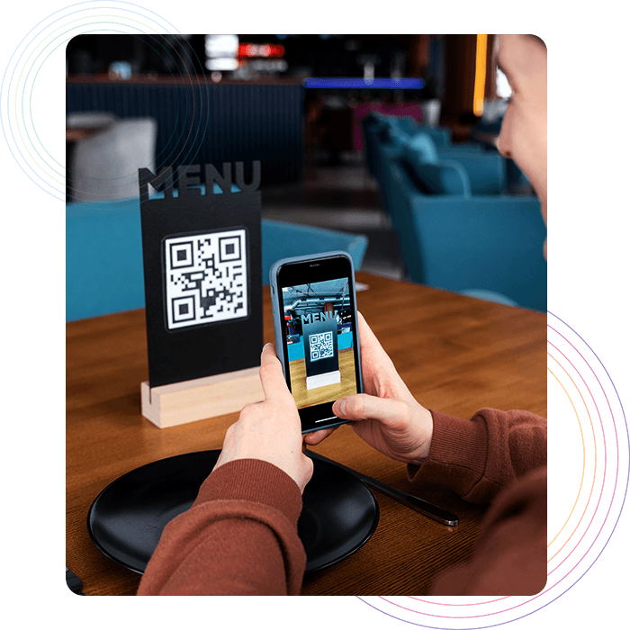 Contactless ordering مسح العميل لرمز الاستجابة السريعة لقائمة الطعام الموضوعة على الطاولة في مطعم