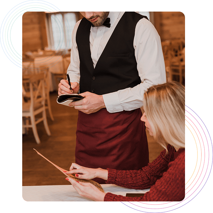 Contactless ordering النادل يأخذ النظام من عميل على المفكرة