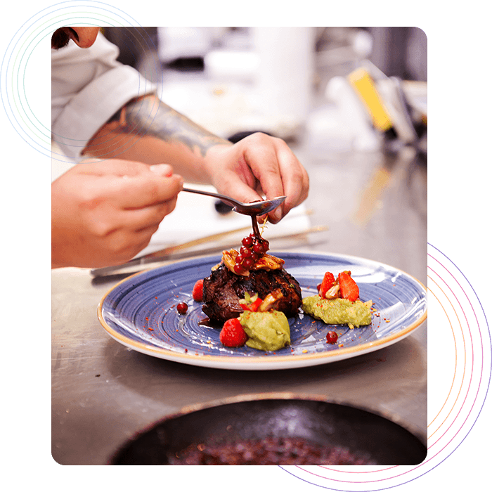 Kitchen Management طاه يزين الطعام بعناية في مطعم