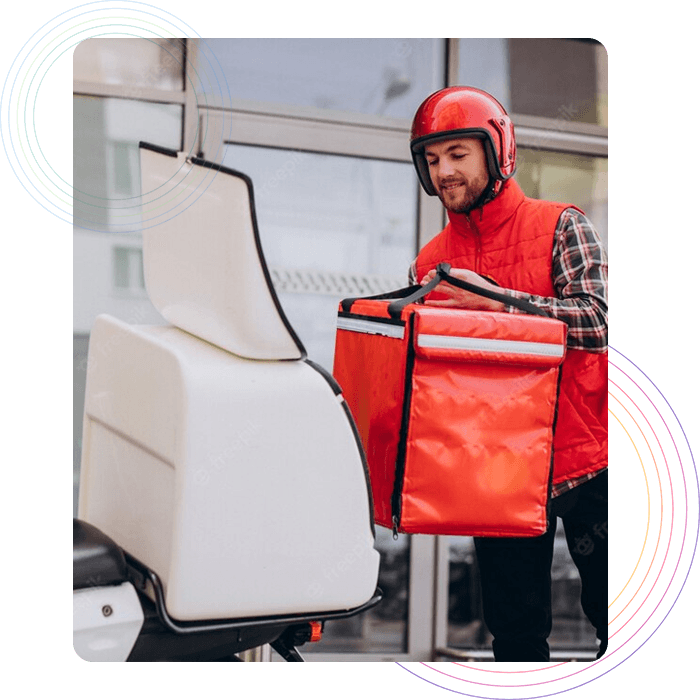 Food delivery مسؤول توصيل الطعام يحتفظ بالحقيبة على دراجته النارية