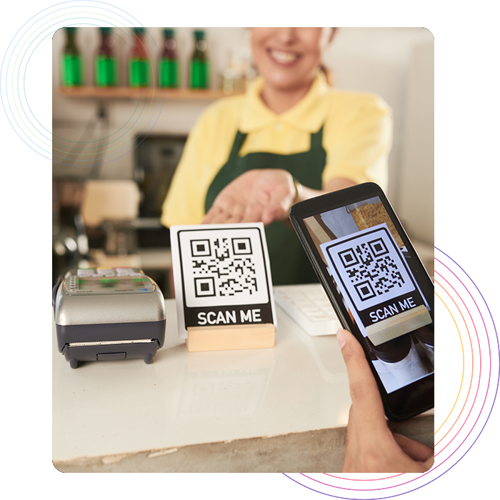 contactless يقوم العميل بمسح رمز الاستجابة السريعة لتقديم طلب في المطعم
